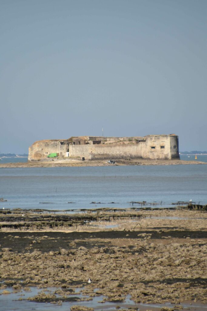 Une autre bâtisse au milieu de l'eau, qui est proche du Ford Boyard.