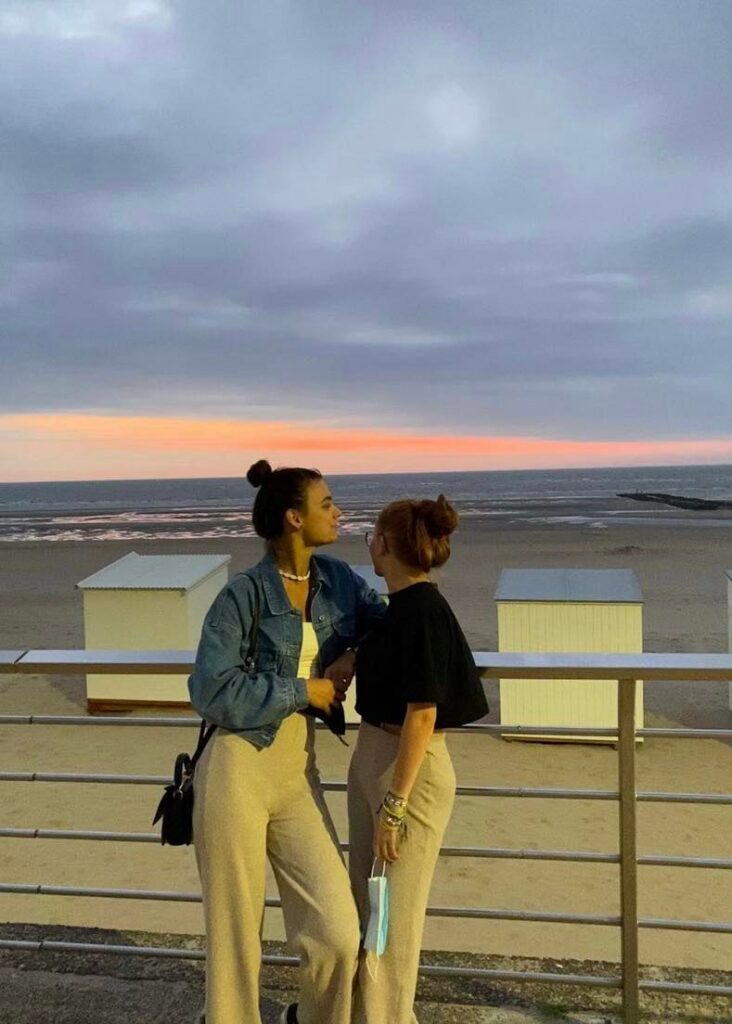 Deux filles regardent la mer et coucher de soleil