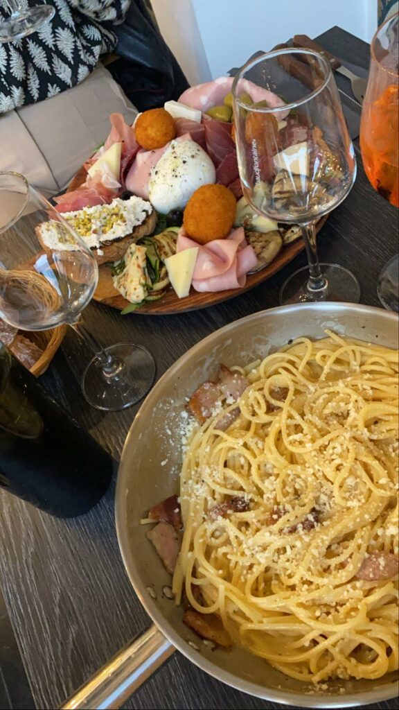 Antipasti et pâtes carbonara Le Bravo restaurant