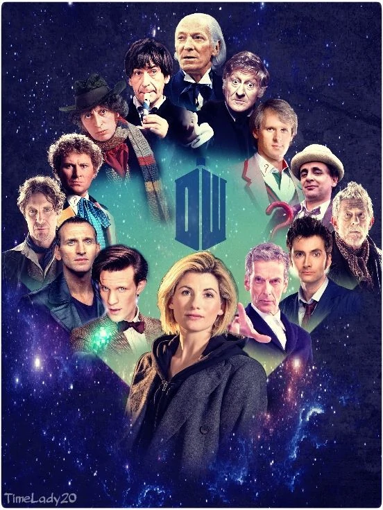 Les 14 docteurs réunis autour du logo, regardant de face
William Hartnell, Patrick Througton, John Pertwee, Tom Baker, Peter Davidson, Colin Backer, Silvester McCoy, Paul McGann, Christopher Eccleston, David Tennant, Matt Smith, John Hurt, Peter Capaldi, Jodie Whittaker