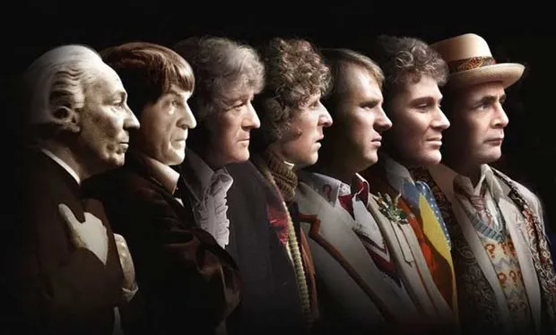 Image rassemblant les 7 premiers docteur dans l'ordre croissant de son age, de gauche à droite William Hartnell, Patrick Througton, John Pertwee, Tom Baker, Peter Davidson, Colin Backer, Silvester McCoy