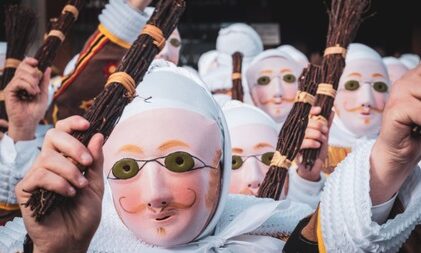 Carnaval de Binche : quand les Gilles sortent enfin de leur trou !