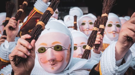 Carnaval de Binche : quand les Gilles sortent enfin de leur trou !