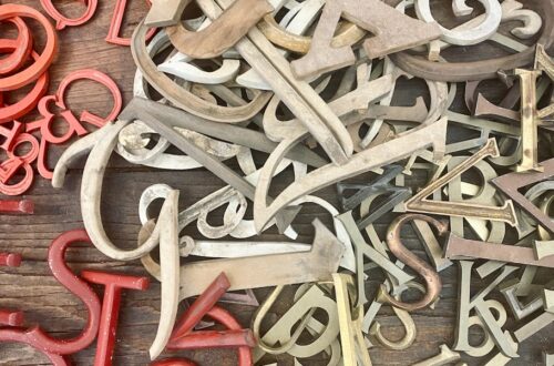 a wooden table topped with lots of different types of scissors