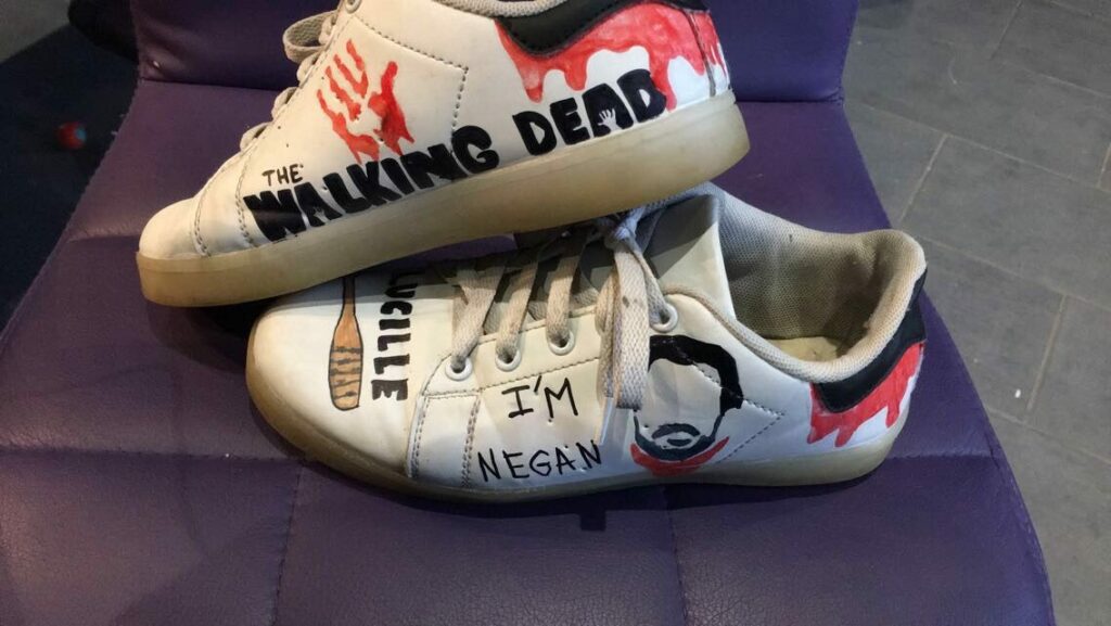 Dessin the walking dead sur chaussures.